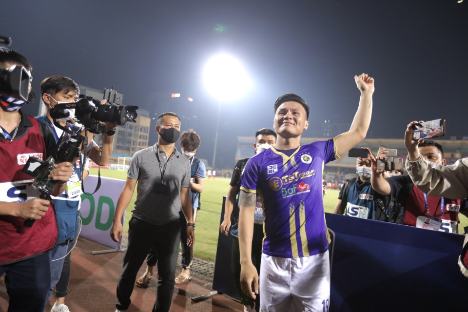 Quang Hải chia tay người hâm mộ Thủ đô sau trận đấu cuối cho Câu lạc bộ Hà Nội. (Ảnh: Minh Quyết/TTXVN)