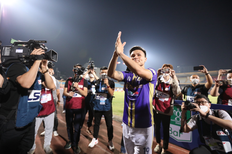 Quang Hải chia tay người hâm mộ Thủ đô sau trận đấu cuối cùng cho Câu lạc bộ Hà Nội. (Ảnh: Minh Quyết/TTXVN)