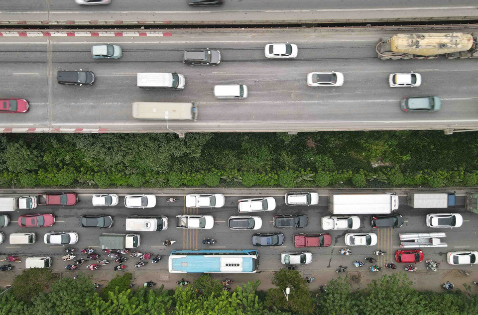 Lượng phương tiện tăng cao dẫn đến ùn tắc kéo dài tại Quốc lộ 1A đoạn giao với cao tốc Pháp Vân-Cầu Giẽ. (Ảnh: Phạm Kiên/TTXVN)