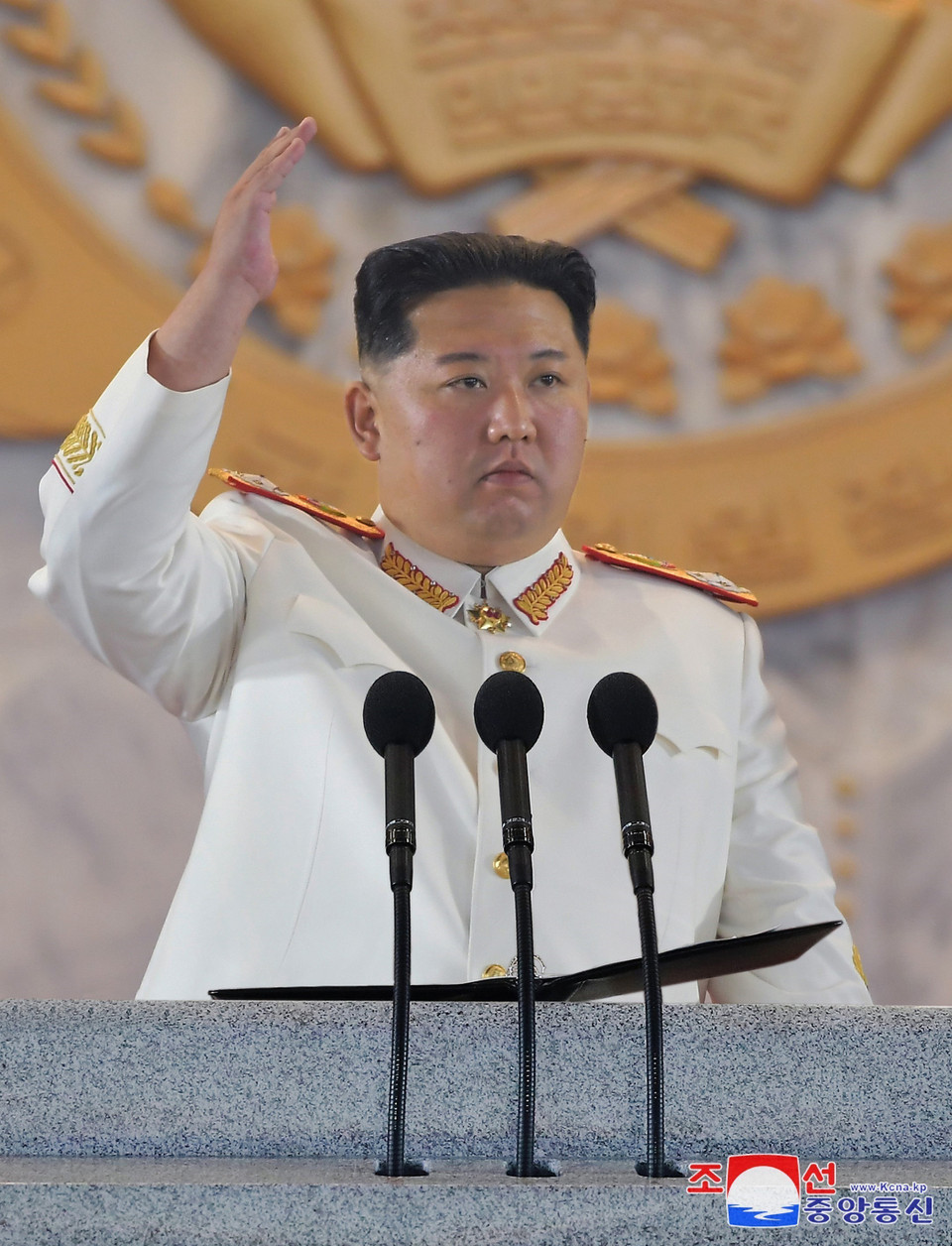 Nhà lãnh đạo Triều Tiên Kim Jong-un phát biểu tại lễ duyệt binh nhân kỷ niệm 90 năm Ngày thành lập Quân đội Cách mạng Nhân dân Triều Tiên, tại Quảng trường Kim Nhật Thành ở thủ đô Bình Nhưỡng tối 25/4/2022. (Ảnh: KCNA/TTXVN)