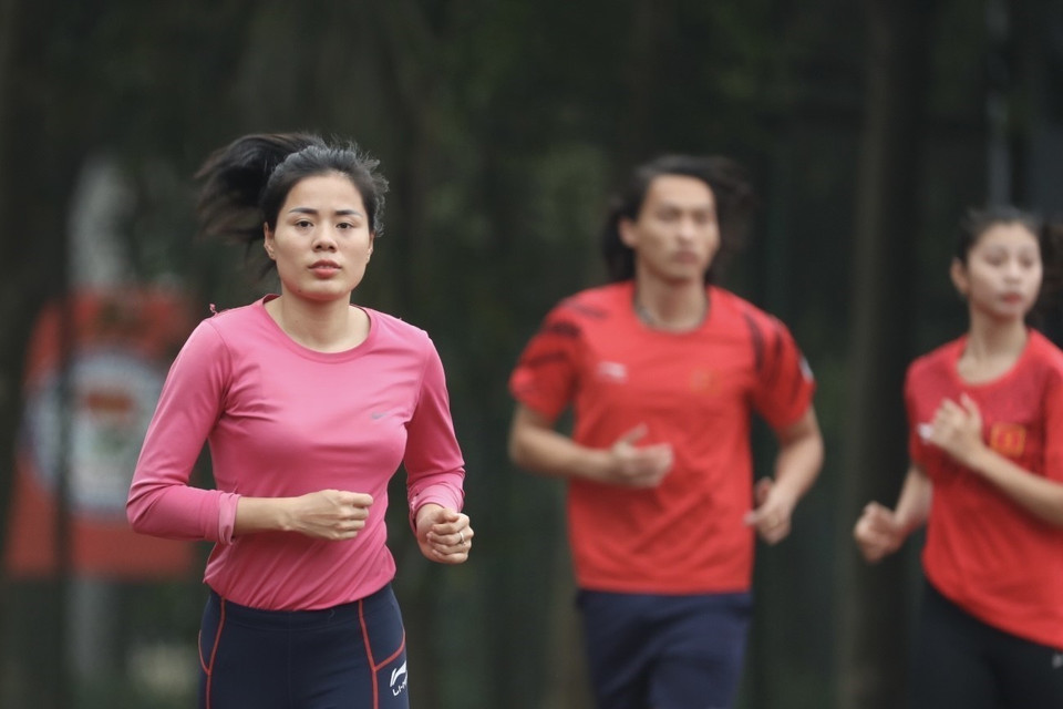 Nữ hoàng điền kinh Nguyễn Thị Huyền (áo hồng) luyện tập cùng đồng đội chuẩn bị cho SEA Games 31 sắp tới. (Ảnh: Minh Quyết/TTXVN)