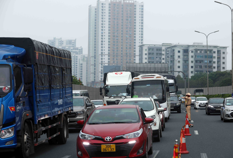 Tại cao tốc Pháp Vân-Cầu Giẽ, dòng xe kéo dài hướng vào trung tâm Thủ đô. (Ảnh: Phạm Kiên/TTXVN)