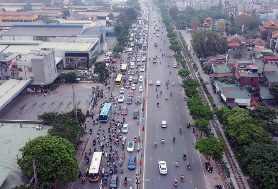 Hướng Quốc lộ 1A cũ hướng về trung tâm thành phố, lượng phương tiện giao thông tăng cao. (Ảnh: Phạm Kiên/TTXVN)