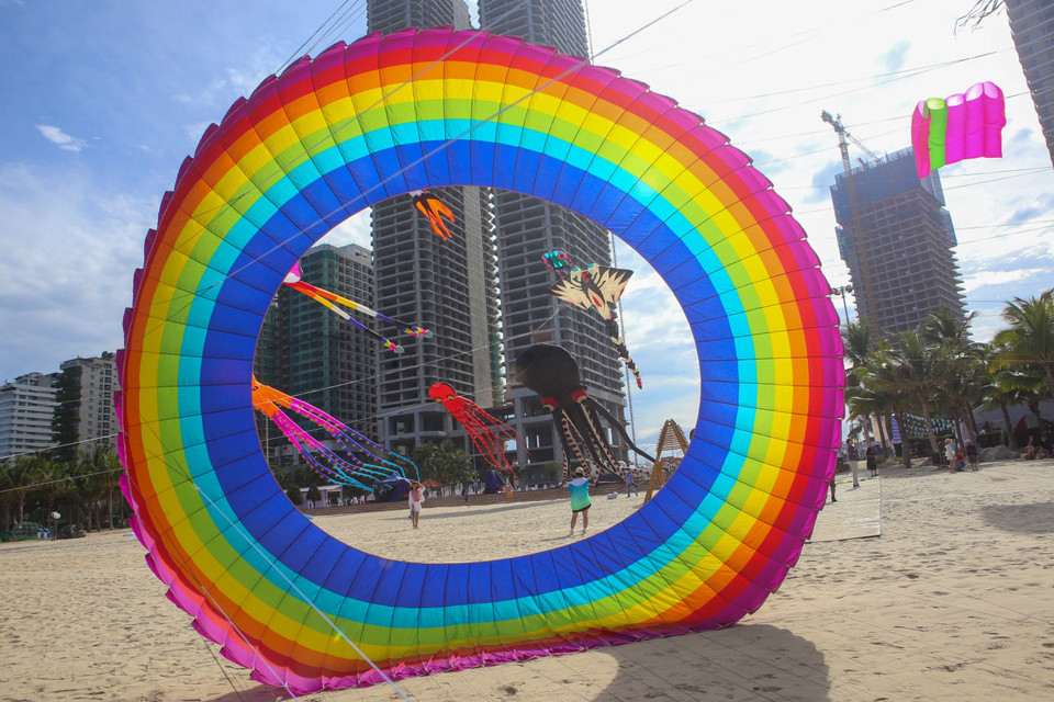 Các mô hình diều nghệ thuật được thả trình diễn tại công viên biển Đông (Đà Nẵng). (Ảnh: Trần Lê Lâm/TTXVN)