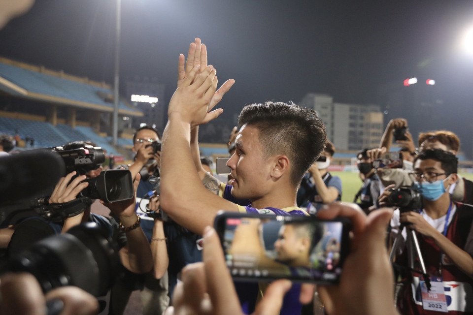 Quang Hải chia tay người hâm mộ Thủ đô sau trận đấu cuối cho Câu lạc bộ Hà Nội. (Ảnh: Minh Quyết/TTXVN)