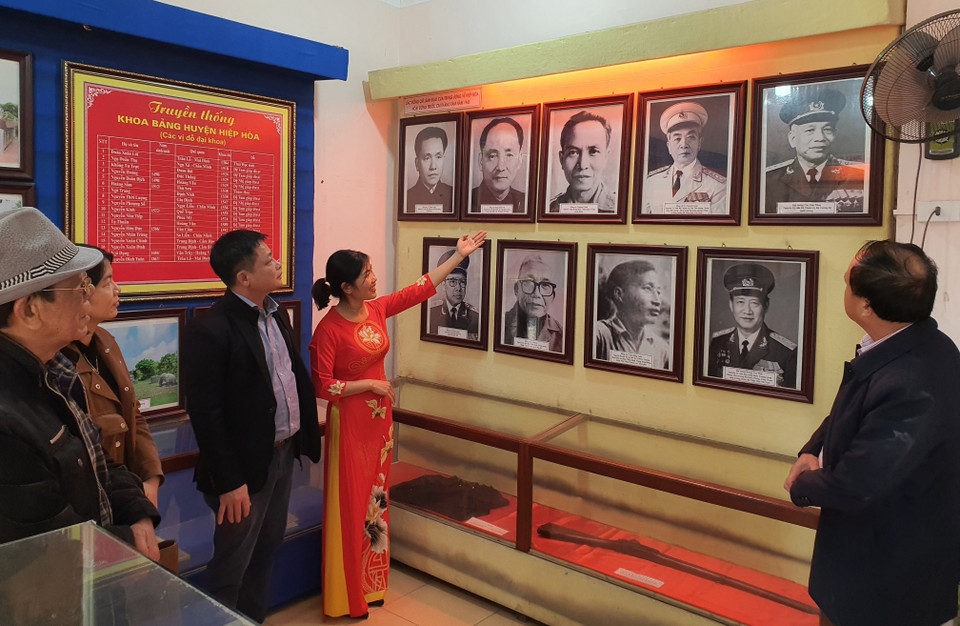 Khách tham quan Nhà trưng bày truyền thống vùng ATK II. (Ảnh: Danh Lam/TTXVN)