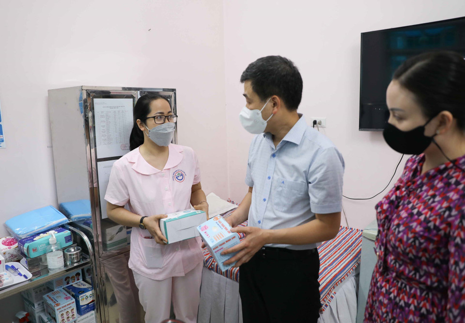 Ông Nguyễn Quốc Hoàn, Phó Chủ tịch Ủy ban Nhân dân quận Hoàn Kiếm, kiểm tra cơ sở vật chất, đồ dùng, trang thiết bị, phòng y tế, bếp ăn… tại trường Mầm non chất lượng cao 20/10. (Ảnh: Thanh Tùng/TTXVN)