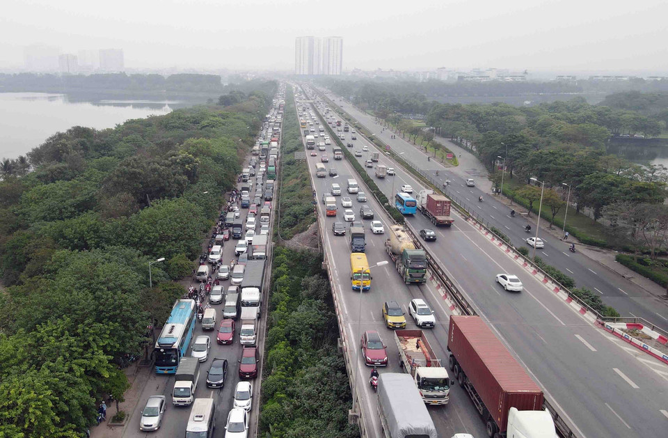 Ùn tắc kéo dài tại Quốc lộ 1A mới, đoạn giao với cao tốc Pháp Vân-Cầu Giẽ. (Ảnh: Phạm Kiên/TTXVN)