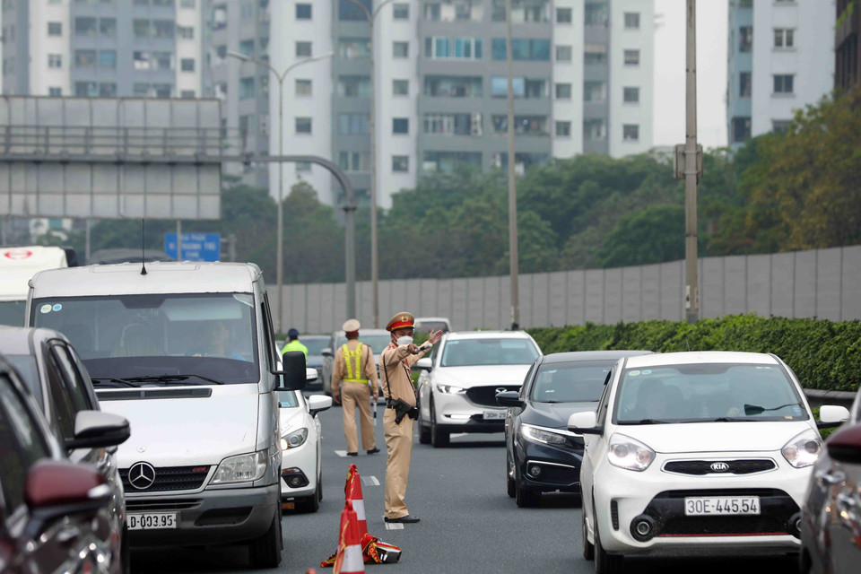 Nắm bắt tình hình lượng phương tiện giao thông sẽ tăng cao, lực lượng cảnh sát giao thông đã tổ chức phân luồng giao thông từ xa. (Ảnh: Phạm Kiên/TTXVN)