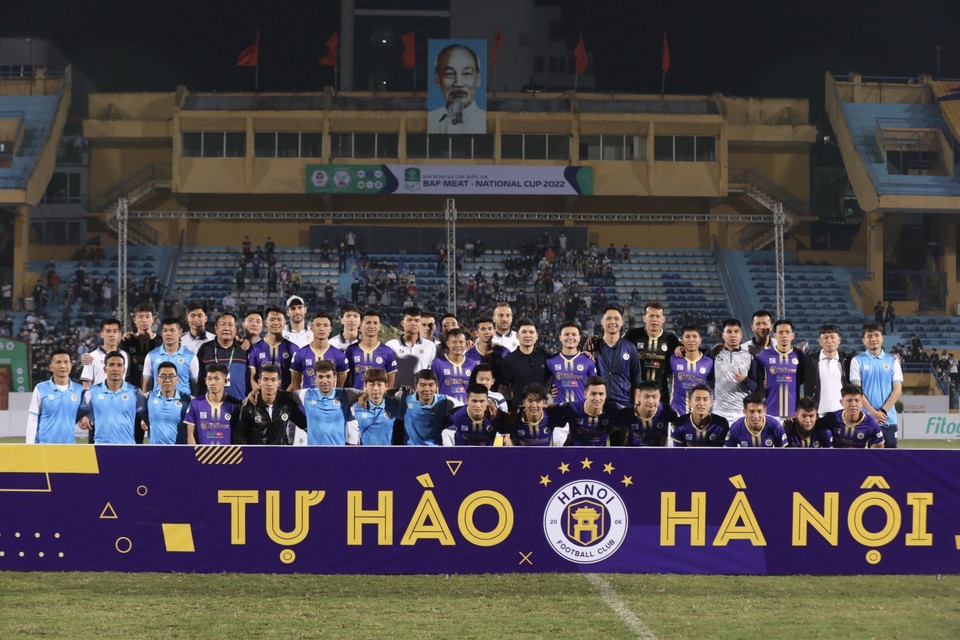 Quang Hải chụp ảnh cùng ban huấn luyện, đồng đội Câu lạc bộ Hà Nội sau trận đấu. (Ảnh: Minh Quyết/TTXVN)