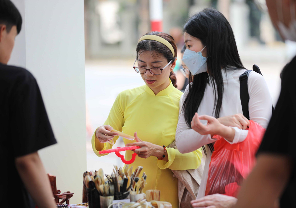 Nhiều sản phẩm quà tặng thủ công, truyền thống được du khách quan tâm. (Ảnh: Thanh Tùng/TTXVN)