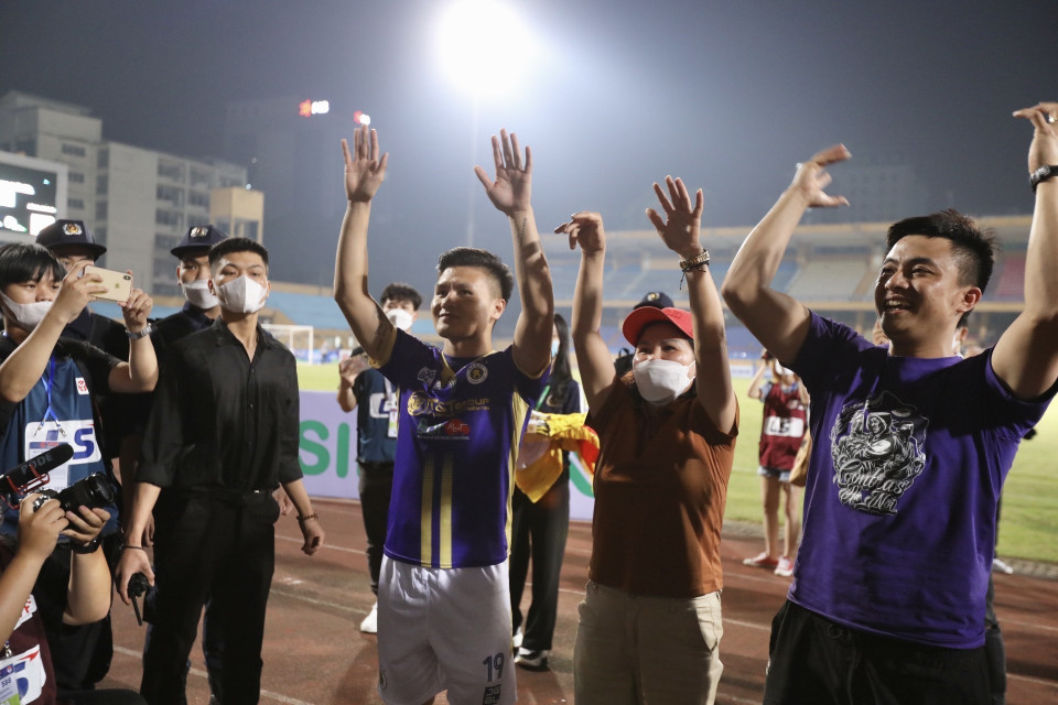 Quang Hải chia tay người hâm mộ Thủ đô sau trận đấu cuối cho Câu lạc bộ Hà Nội. (Ảnh: Minh Quyết/TTXVN)