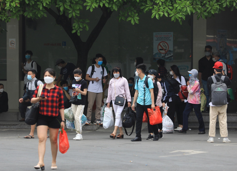 Bến xe Giáp Bát đón lượng khách tăng đột biến trong chiều 11/4. (Ảnh: Hoàng Hiếu/TTXVN)