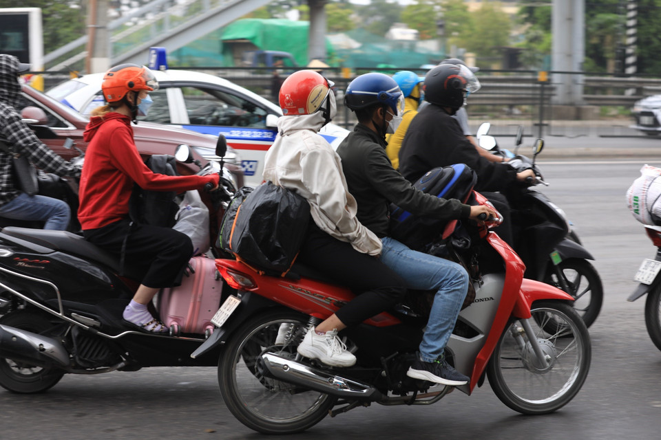 Người và phương tiện nườm nượp hướng từ Quốc lộ 1 vào cửa ngõ phía Nam Thủ đô. (Ảnh: Hoàng Hiếu/TTXVN)