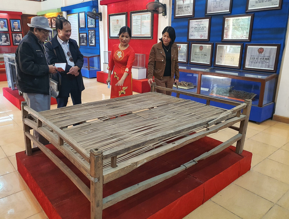 Khách tham quan Nhà trưng bày truyền thống vùng ATK II. (Ảnh: Danh Lam/TTXVN)