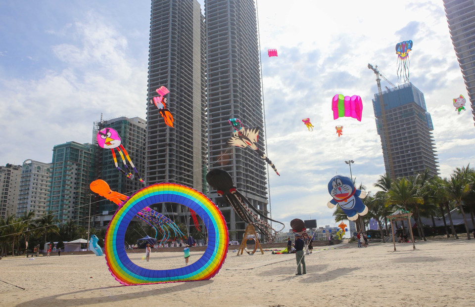Ban Quản lý bán đảo Sơn Trà và các bãi biển du lịch Đà Nẵng phối hợp với Câu lạc bộ Diều Sài Gòn tổ chức chương trình thả diều nghệ thuật Danang Fly tại bãi biển Công viên biển Đông (Đà Nẵng). (Ảnh: Trần Lê Lâm/TTXVN)