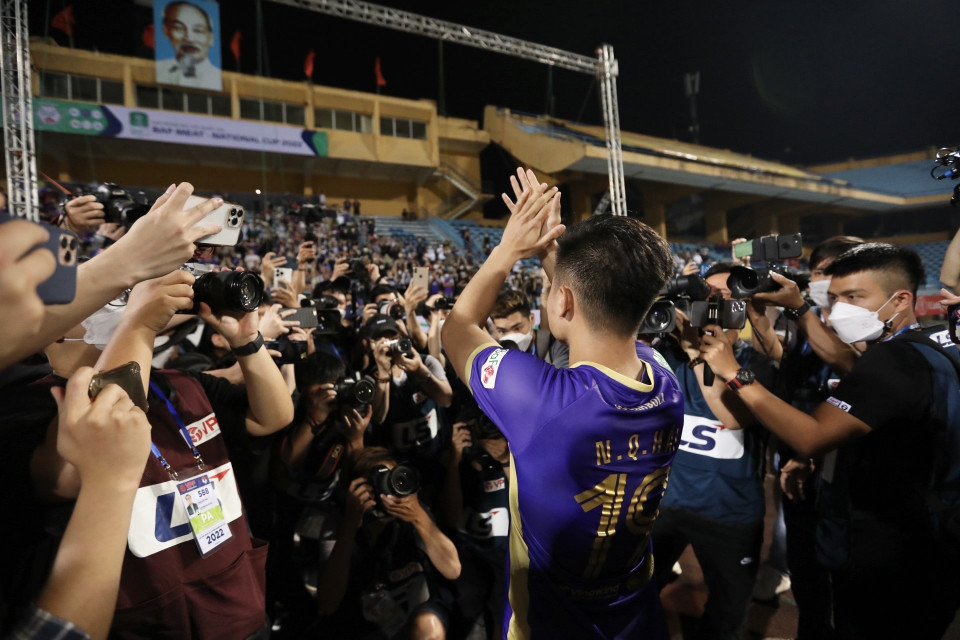 Quang Hải chia tay người hâm mộ Thủ đô sau trận đấu cuối cho Câu lạc bộ Hà Nội. (Ảnh: Minh Quyết/TTXVN)