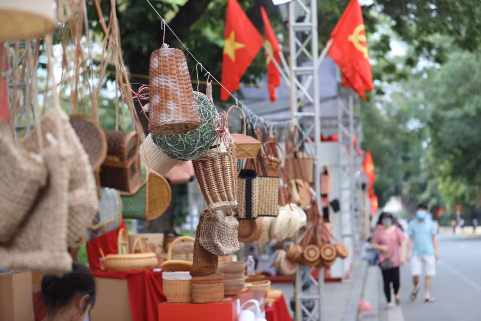 Lễ hội Quà tặng Du lịch Hà Nội năm 2022 giới thiệu, quảng bá sản phẩm quà tặng du lịch Hà Nội, khuyến khích phát triển ngành công nghiệp sản xuất quà tặng và góp phần thu hút du khách, phục hồi du lịch Thủ đô. (Ảnh: Thanh Tùng/TTXVN)