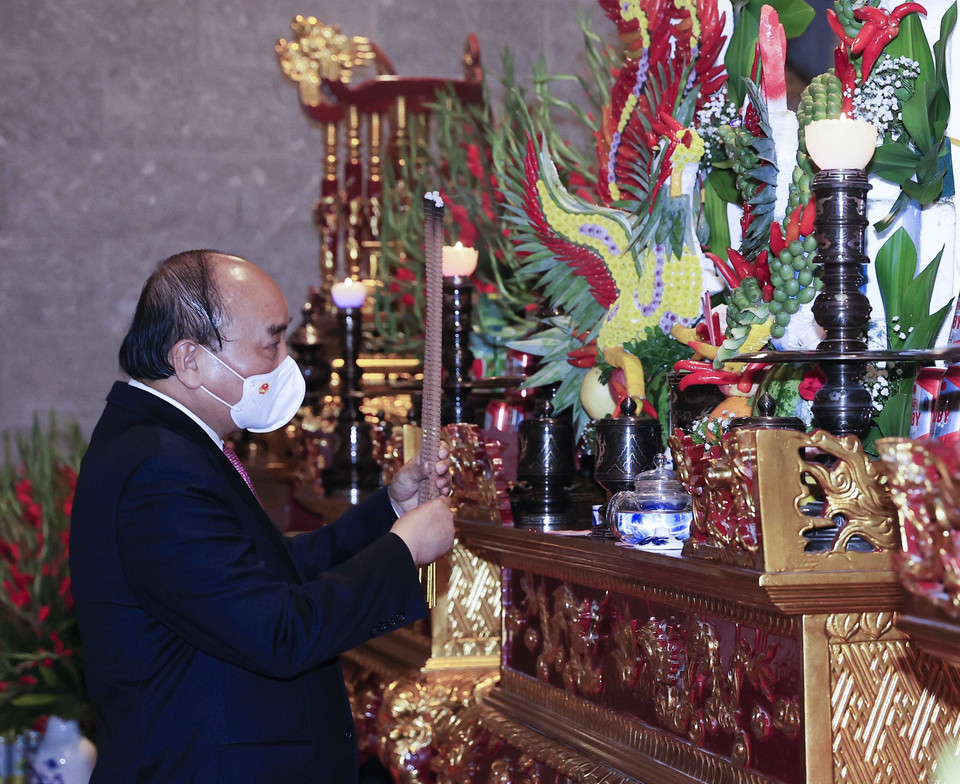 Chủ tịch nước Nguyễn Xuân Phúc dâng hương tại Lễ khánh thành Đền thờ Vua Hùng ở thành phố Cần Thơ. (Ảnh: Thống Nhất/TTXVN)