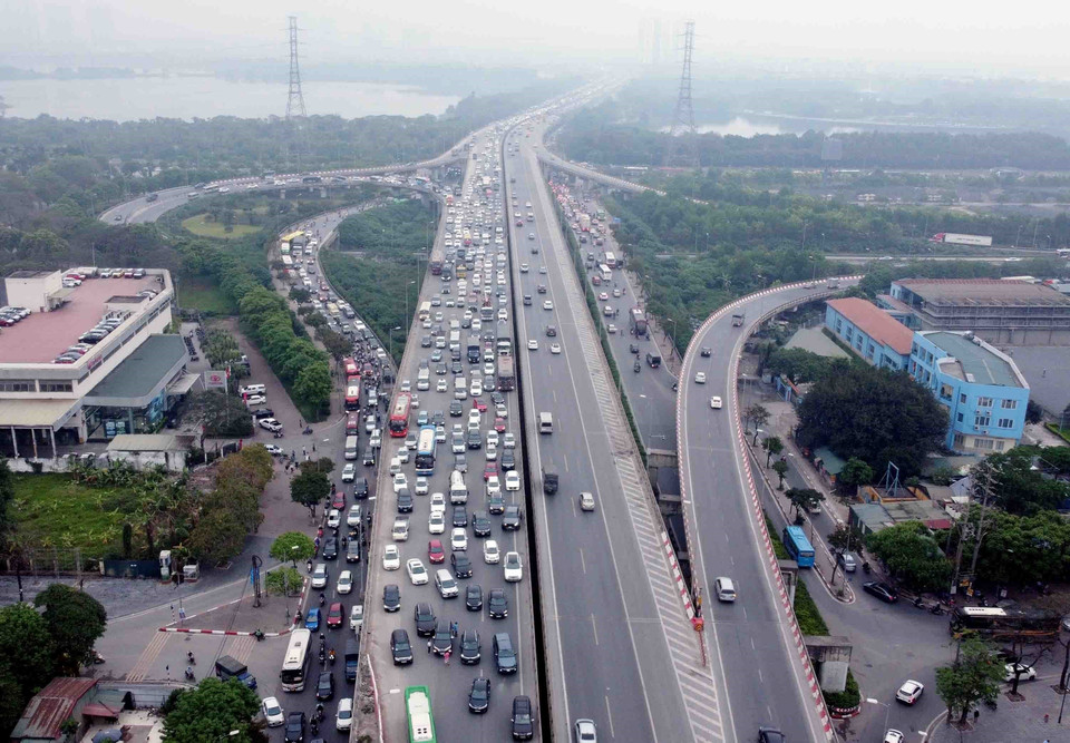Đường Vành đai 3 trên cao hướng về trung tâm thành phố diễn ra cảnh ùn tắc kéo dài. (Ảnh: Phạm Kiên/TTXVN)