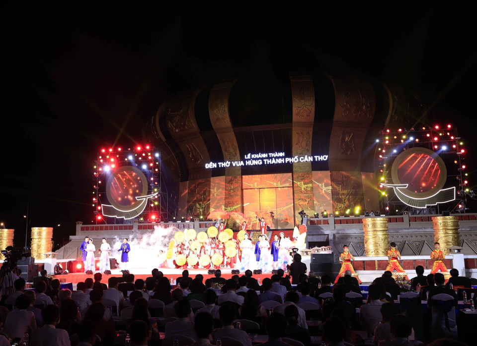 Chương trình nghệ thuật tại lễ khánh thành Đền thờ Vua Hùng tại Cần Thơ. (Ảnh: Thống Nhất/TTXVN)