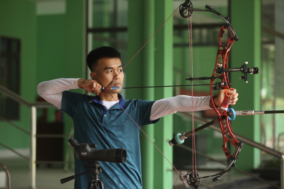 Cung thủ Nguyễn Minh Quý tham gia SEA Games 31 ở nội dung cung 3 dây. (Ảnh: Minh Quyết/TTXVN)