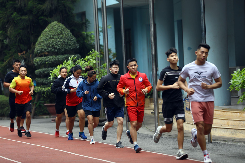 Các vận động viên đội tuyển Vật tập luyện thể lực. (Ảnh: Huy Hùng/TTXVN)