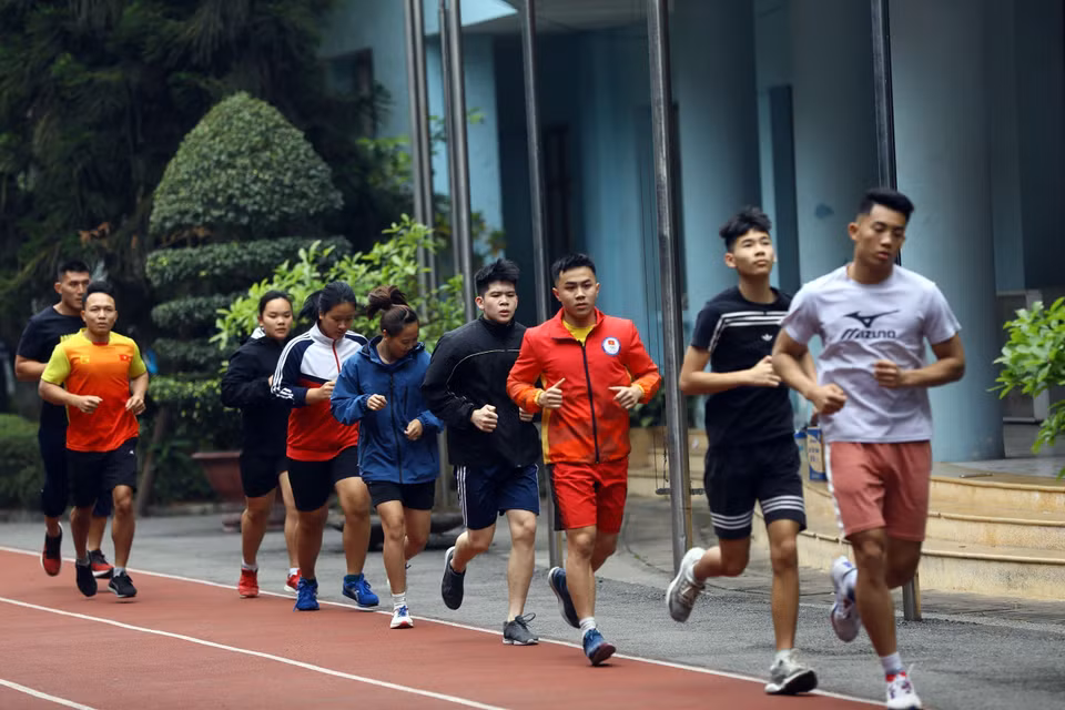 Các vận động viên đội tuyển Vật tập luyện thể lực. (Ảnh: Huy Hùng/TTXVN)