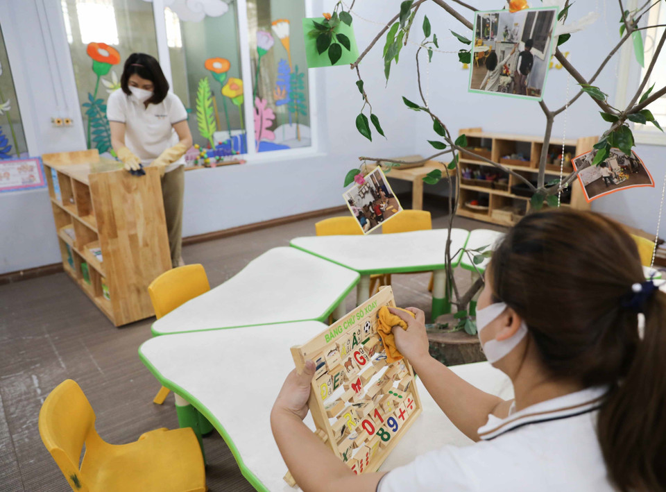 Các lớp học được sắp xếp gọn gàng, trang trí bắt mắt để chuẩn bị đón trẻ. (Ảnh: Thanh Tùng/TTXVN)