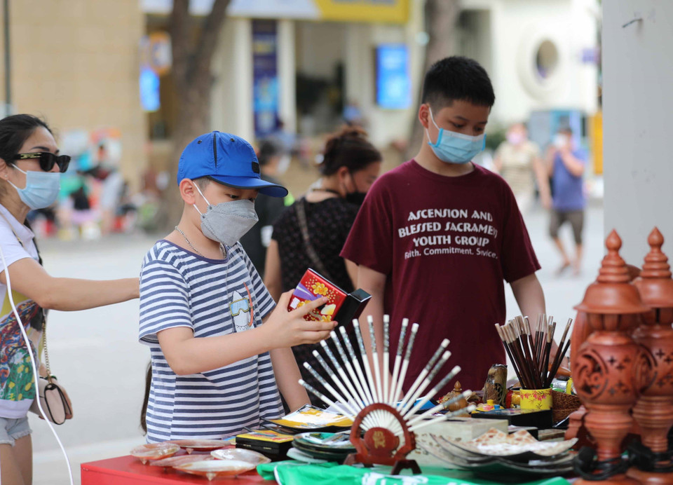Lễ hội cũng thu hút đông đảo các em nhỏ. (Ảnh: Thanh Tùng/TTXVN)