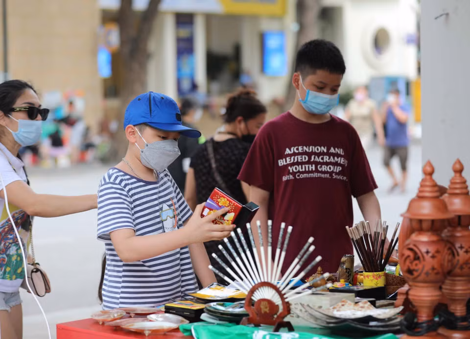 Lễ hội cũng thu hút đông đảo các em nhỏ. (Ảnh: Thanh Tùng/TTXVN)