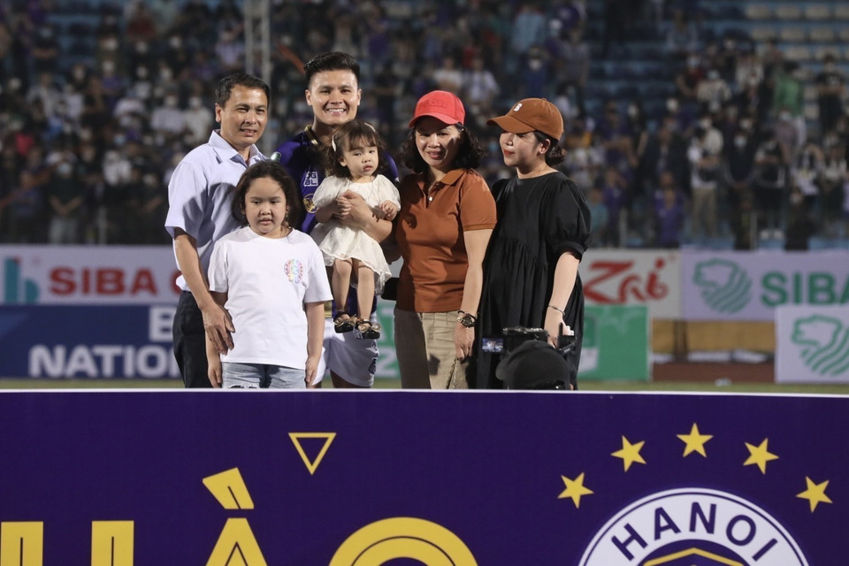 Quang Hải chụp ảnh cùng gia đình sau trận đấu trên sân Hàng Đẫy (Hà Nội) tối 7/4/2022. (Ảnh: Minh Quyết/TTXVN)