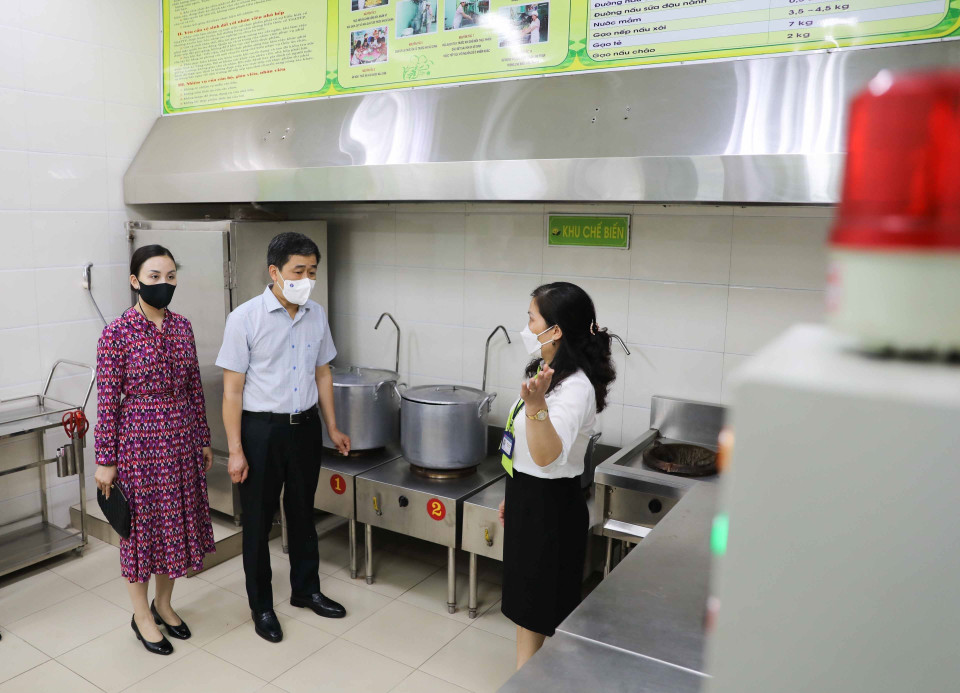 Sáng 11/4, đoàn công tác của quận Hoàn Kiếm đã đến kiểm tra việc chuẩn bị đón học sinh đến trường tại 3 trường Mầm non chất lượng cao 20/10, trường Mẫu giáo Mầm non A, Mầm non Quang Trung. (Ảnh: Thanh Tùng/TTXVN)