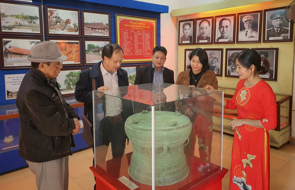 Khách tham quan Nhà trưng bày truyền thống vùng ATK II. (Ảnh: Danh Lam/TTXVN)