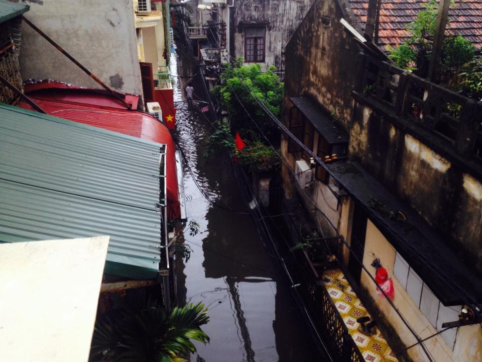 Nước ngập trong con hẻm nhỏ. (Nguồn: Vietnam+)