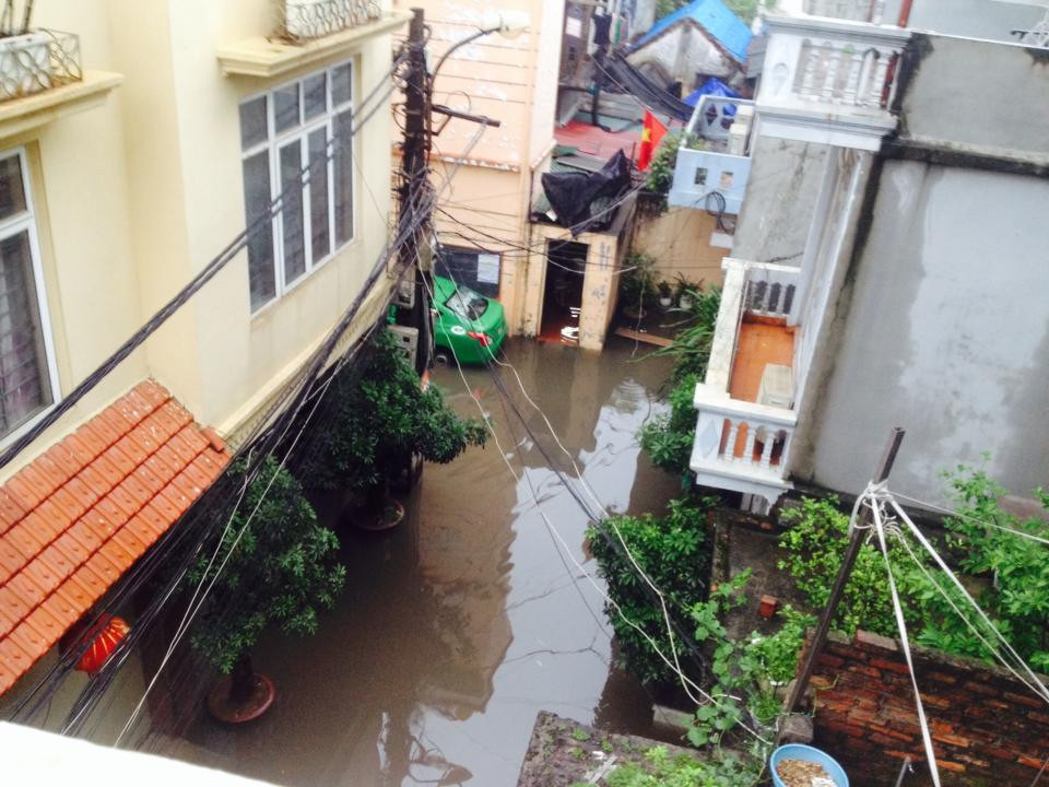 Nước ngập trong con hẻm nhỏ. (Nguồn: Vietnam+)