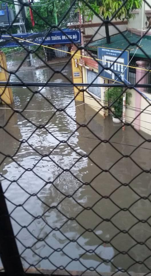 Nước ngập trong con hẻm nhỏ. (Nguồn: Vietnam+)