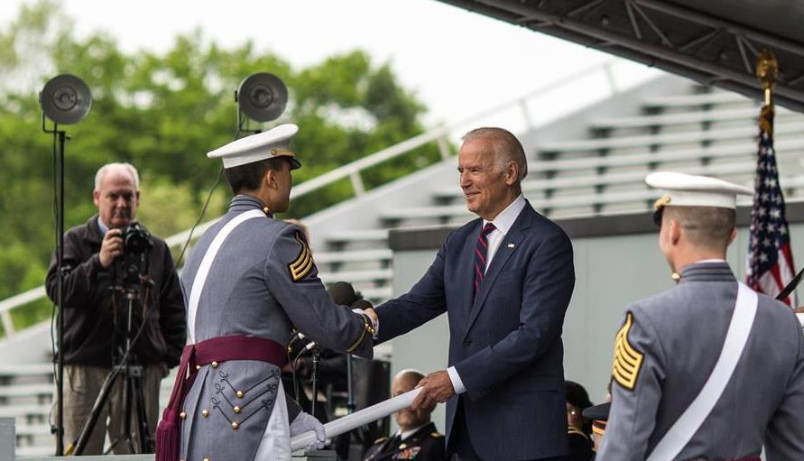 Ngày 21/5, Học viện quân sự West Point tổ chức lễ tốt nghiệp cho các học viên năm 2016. 953 học viên đã tốt nghiệp sau 4 năm học tập và được phong cấp bậc trung úy. (Nguồn: CCTV)