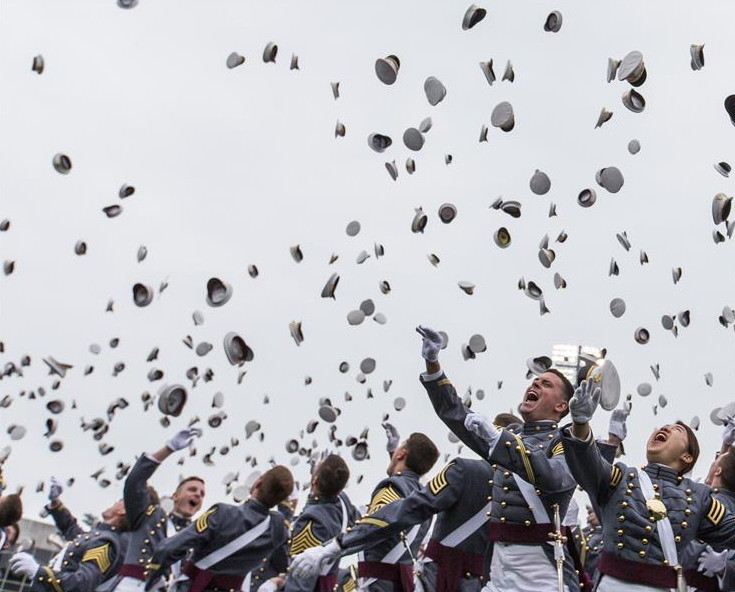 ​Học viên của Học viện quân sự West Point, nằm ở phía Bắc New York, Mỹ, tung mũ trong ngày tốt nghiệp. (Nguồn: CCTV)