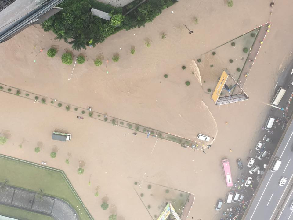 Một tuyết phố ngập nước được chụp từ trên cao. (Nguồn: Vietnam+)