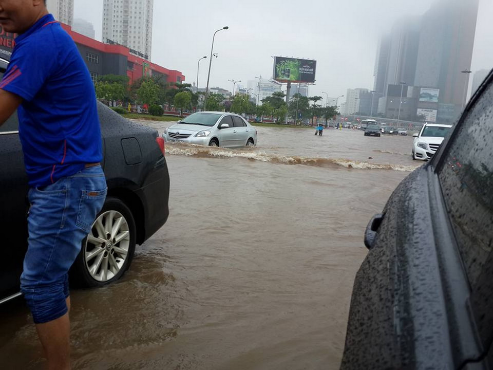 Tuyến đường Phạm Hùng-Khuất Duy Tiến ngập khiến nhiều phương tiện bị chết máy (Ảnh: CTV) ​