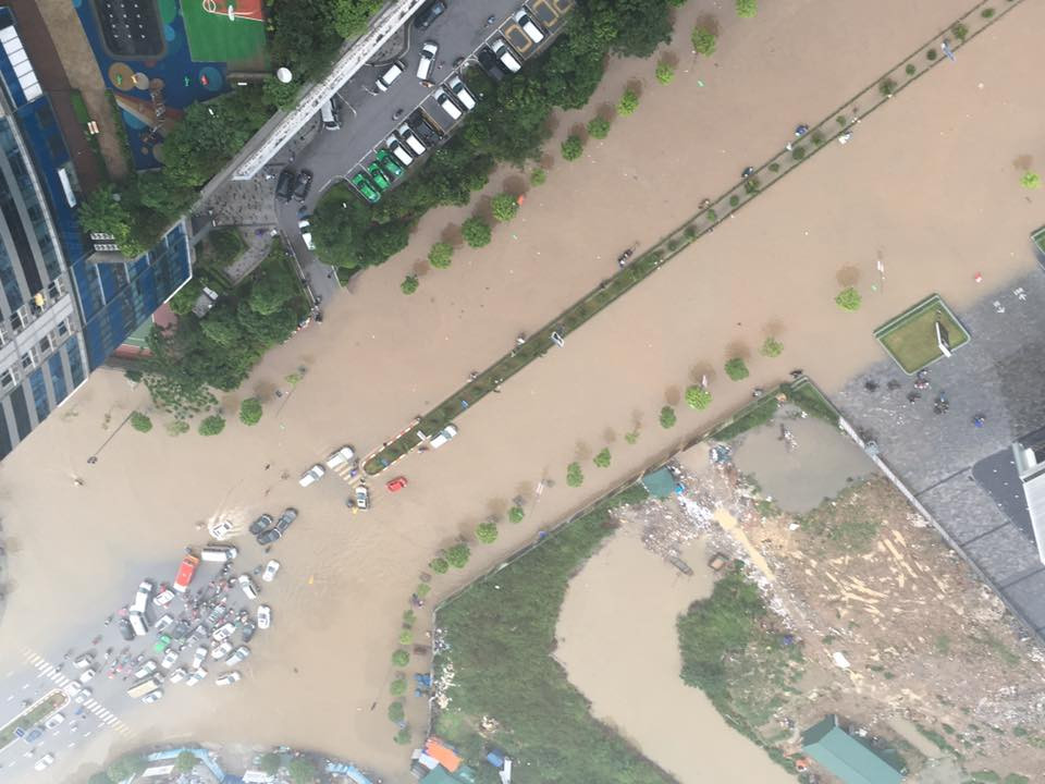 Một tuyết phố ngập nước được chụp từ trên cao. (Nguồn: Vietnam+)