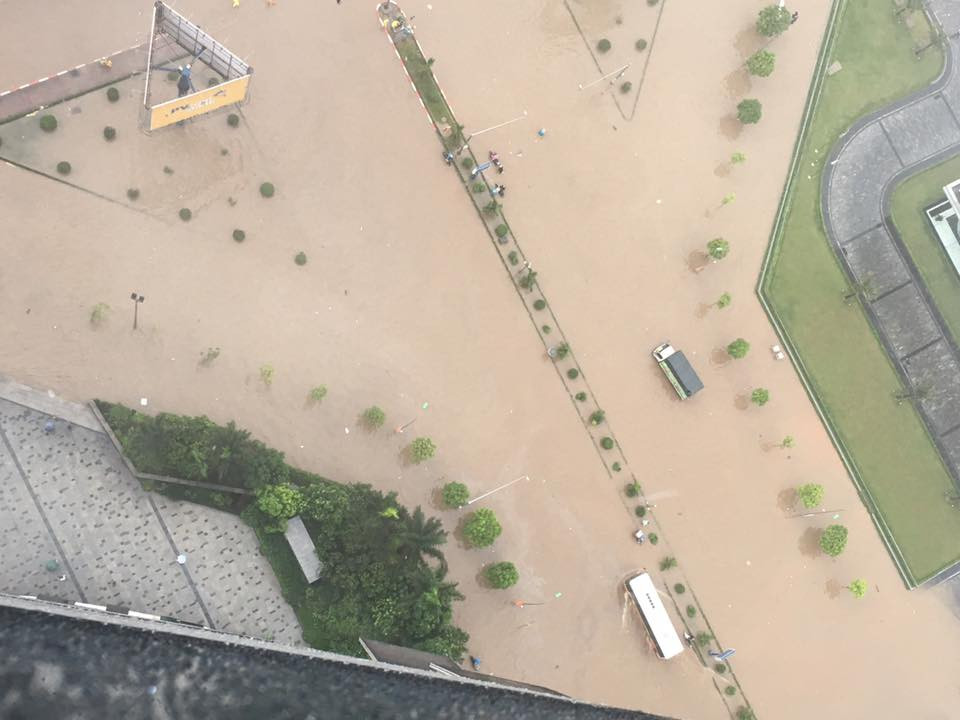 Một tuyết phố ngập nước được chụp từ trên cao. (Nguồn: Vietnam+)