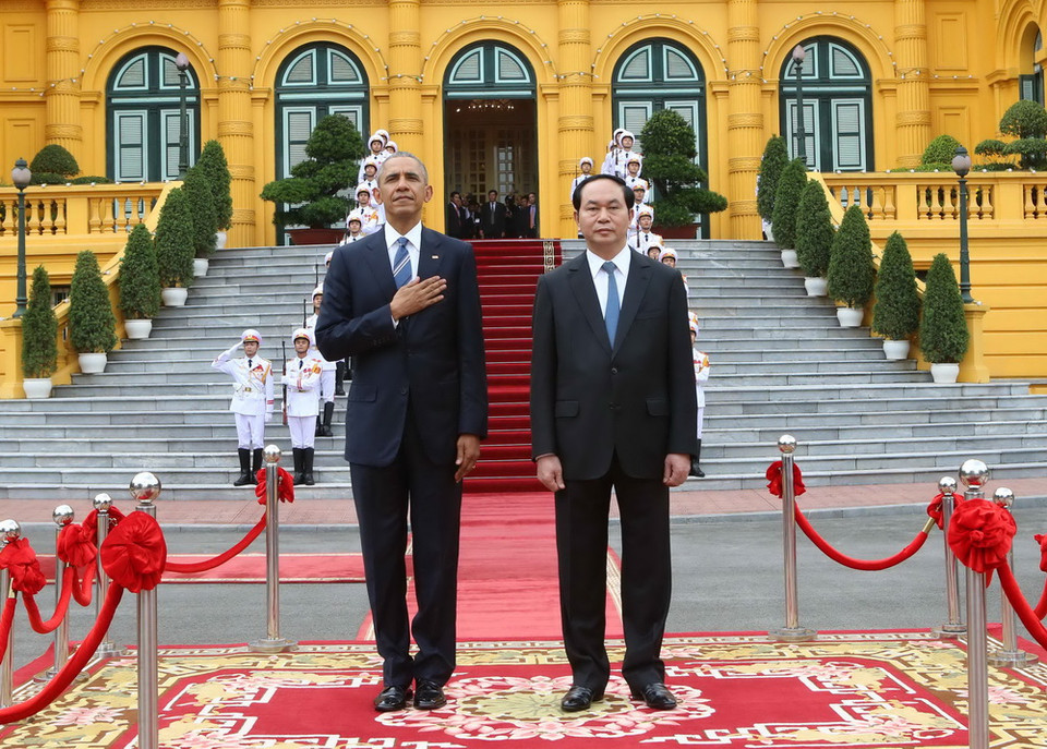 Chủ tịch nước Trần Đại Quang và Tổng thống Hoa Kỳ Barack Obama trên bục danh dự tại Lễ đón. (Ảnh: Nhan Sáng/TTXVN)