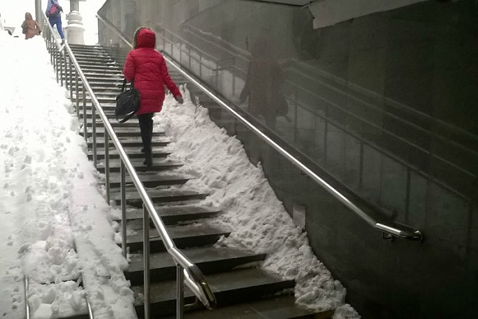 Tuyết rơi đã ảnh hưởng lớn tới giao thông ở thành phố này. 