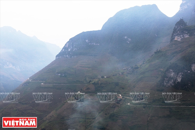 Con đường Hạnh phúc chạy qua những ngọn núi hùng vĩ. (Ảnh: Tất Sơn/Báo ảnh Việt Nam)