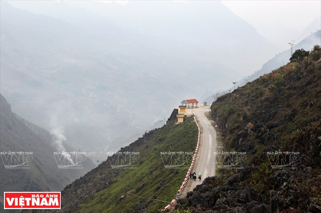 Đoạn đường chạy qua đỉnh đèo có độ cao 2.000m so với mặt nước biển. (Ảnh: Tất Sơn/Báo ảnh Việt Nam)