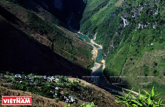 Một bản nhỏ của người dân tộc Mông nằm ngay lưng chừng núi. (Ảnh: Trịnh Bộ/Báo ảnh Việt Nam)