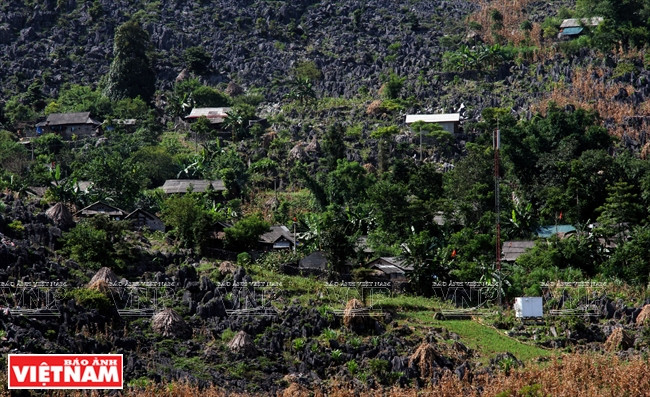 Một bản nhỏ bên đèo Mã Pí Lèng. (Ảnh: Trịnh Bộ/Báo ảnh Việt Nam)