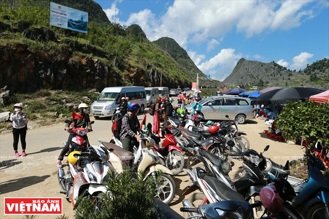 Du khách tới tham quan đỉnh Mã Pí Lèng. (Ảnh: Hoàng Hà/Báo ảnh Việt Nam)